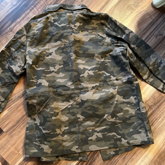Camo jacket size Large - Picture 5 of 8